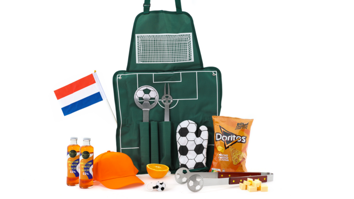 Oranje BBQ pakket met BBQ-schort met voetbalveldprint, BBQ tools, pet, flesopener, mocktails en chips